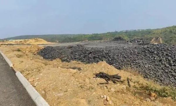 河南一省道沿线出现大量黑矿渣 村民：大车偷倒小车掩护