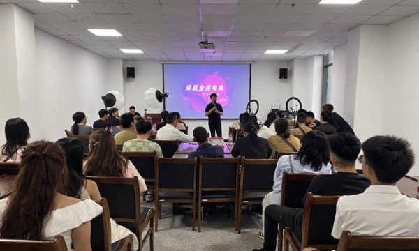 自贡荣县电商产业：引领“品聚天下·货卖全球”新篇章